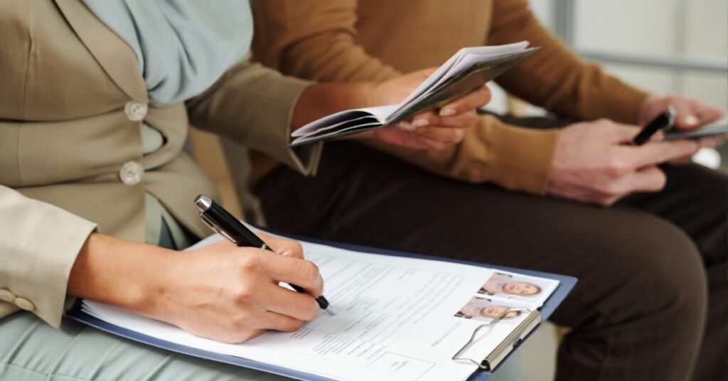 Demandeur remplissant un formulaire de demande de visa